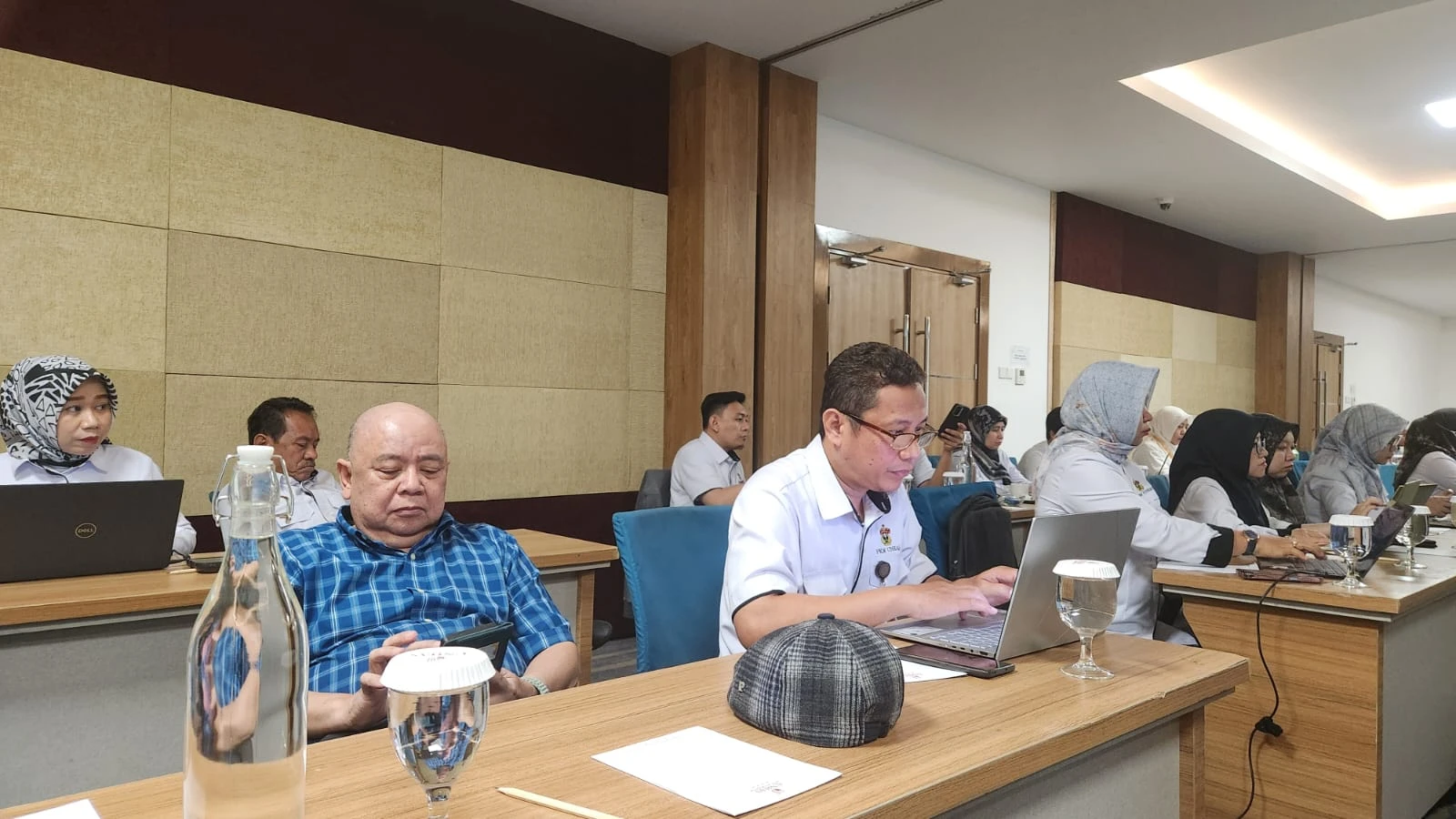 Peserta Workshop Penelitian Hibah Fakultas Kesehatan Masyarakat Universitas Hasanuddin tampak serius dan aktif mengkaji materi serta menyempurnakan draf proposal penelitian selama sesi pendampingan dan diskusi aplikatif yang berlangsung di Hotel Unhas and Convention, Makassar, Senin (26/1/2026), sebagai bagian dari upaya penguatan kualitas riset dan daya saing akademik dosen.